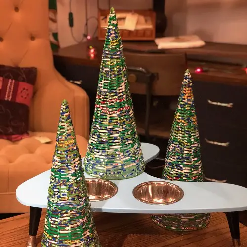 Create a Christmas tree ornament with soda cans